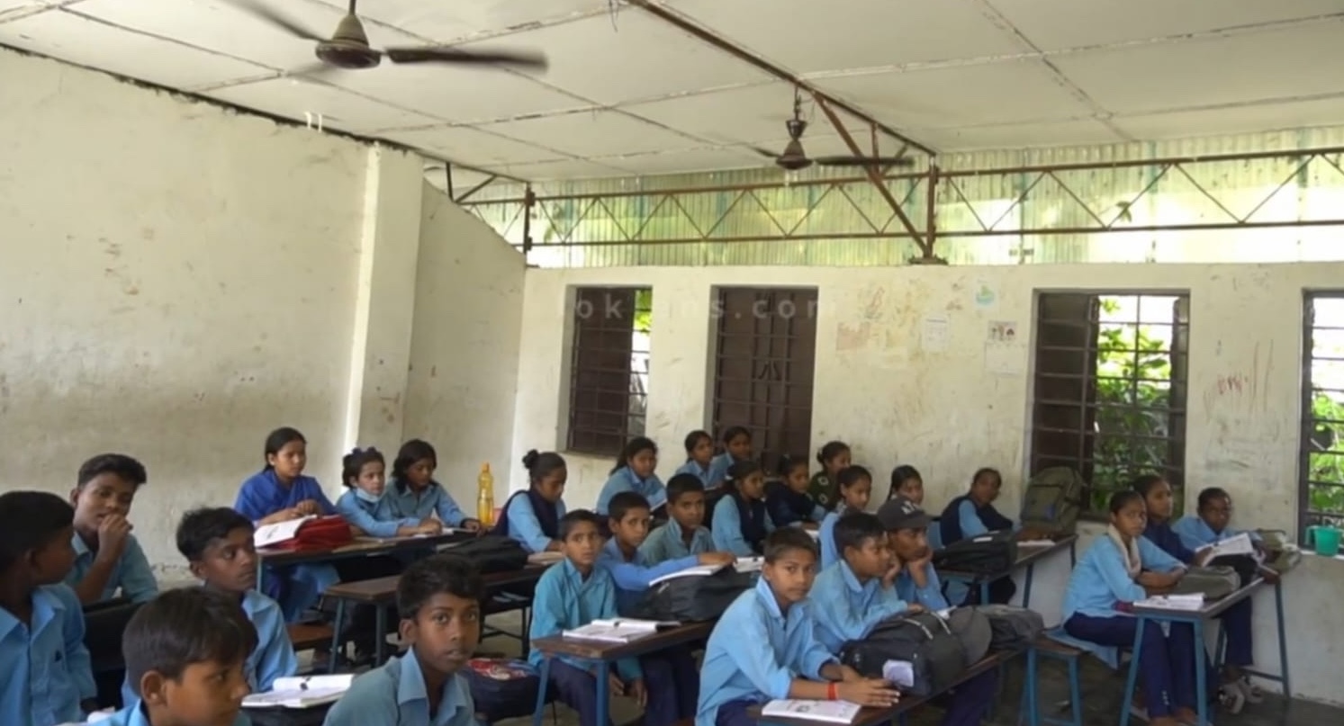 उच्च तापक्रममा टिनको छानामुनि बालबालिका पढ्न बाध्य