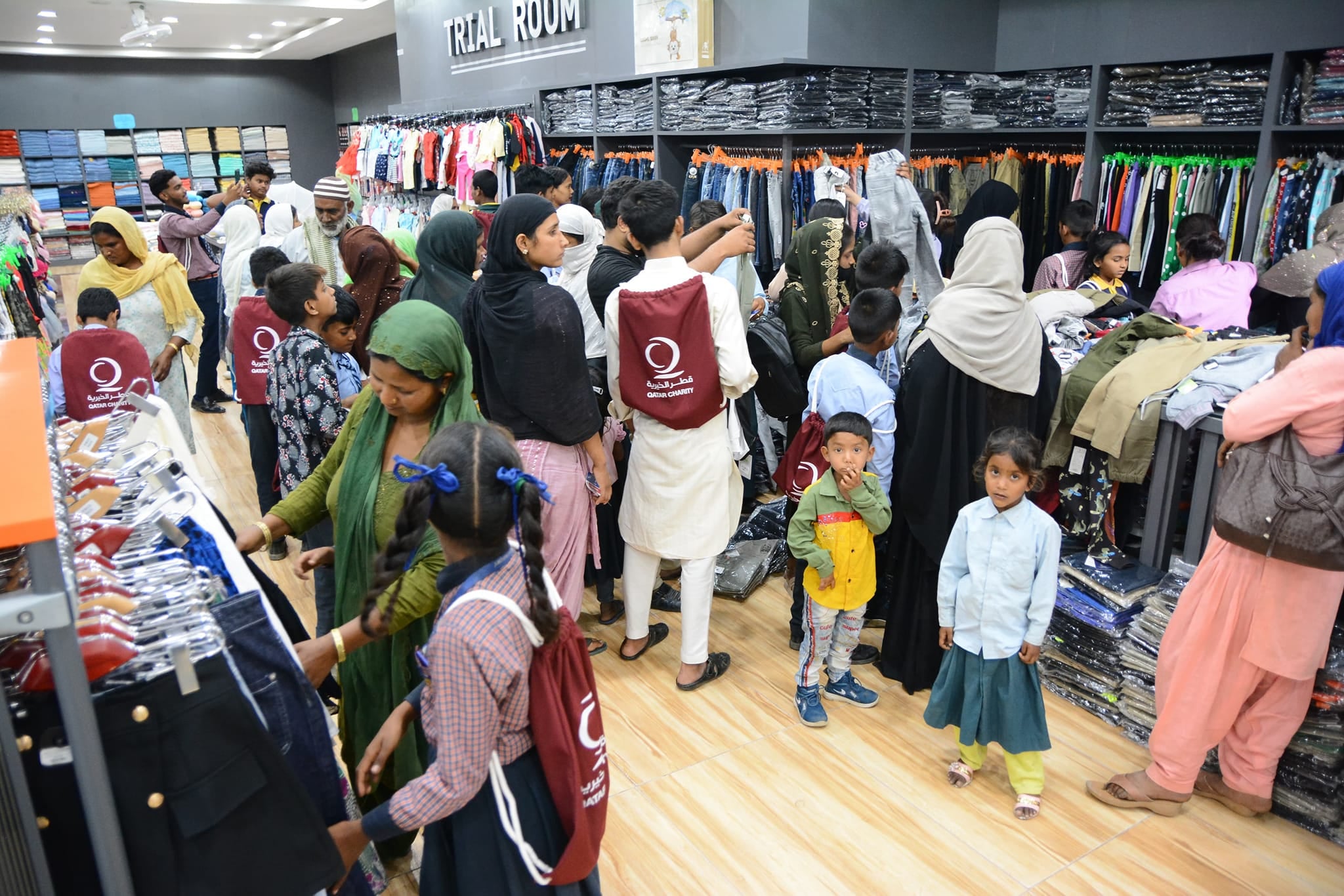 अनाथ बालबालिका कपडा खरिद गर्न भाटभटेनी पुगे