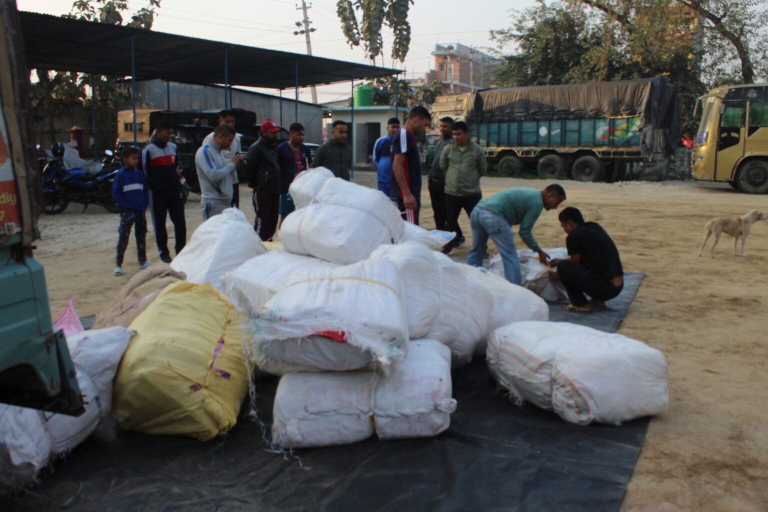 भन्सार छलेको सामग्री सहित दुई पक्राउ