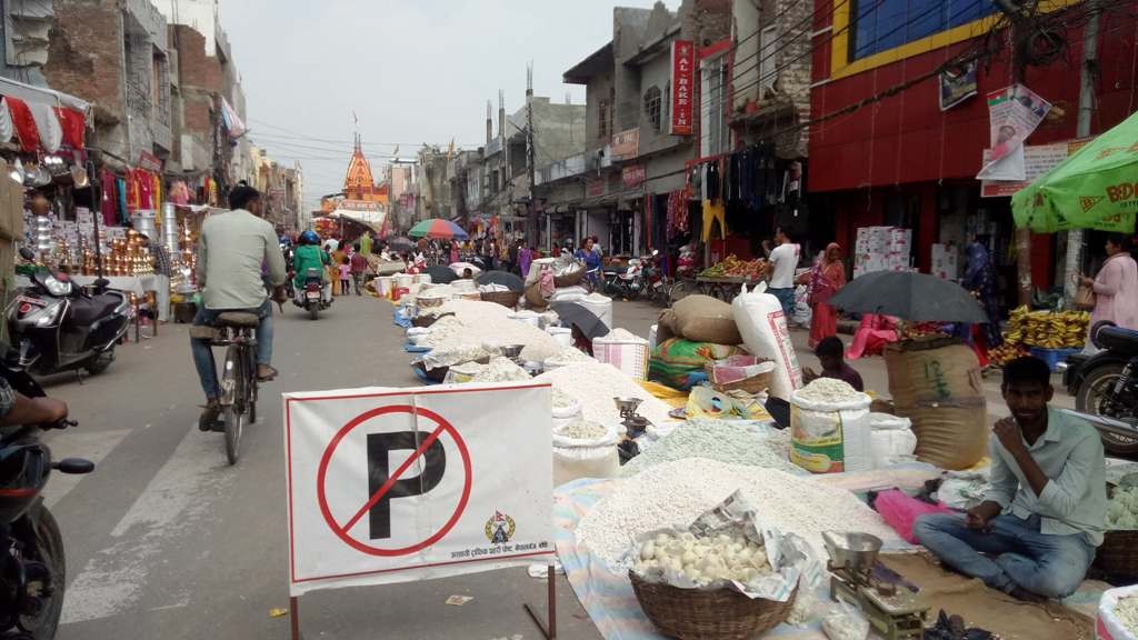 नेपालगन्ज सदरलाईन बजारमा फुटपाथको व्यापार