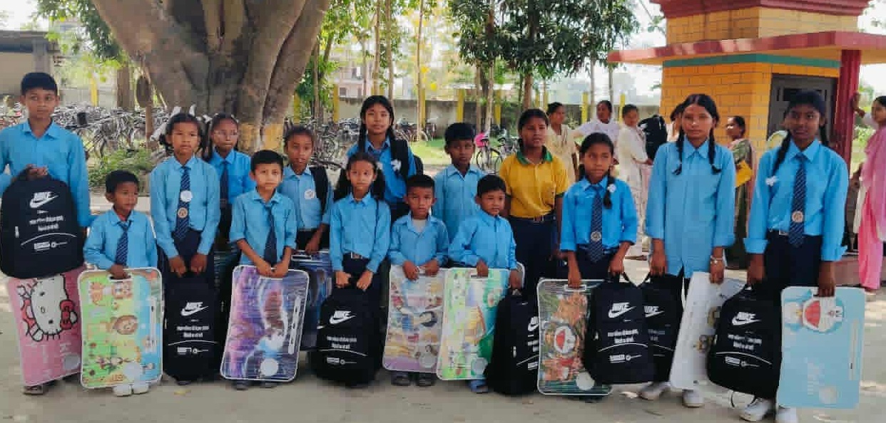 विपन्न विद्यार्थिलाई शैक्षिक सामाग्री वितरण