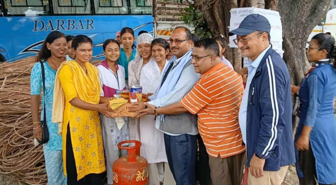 राजापुरका युवतीलाई व्यवसाय सञ्चालनका लागि सहयोग वितरण