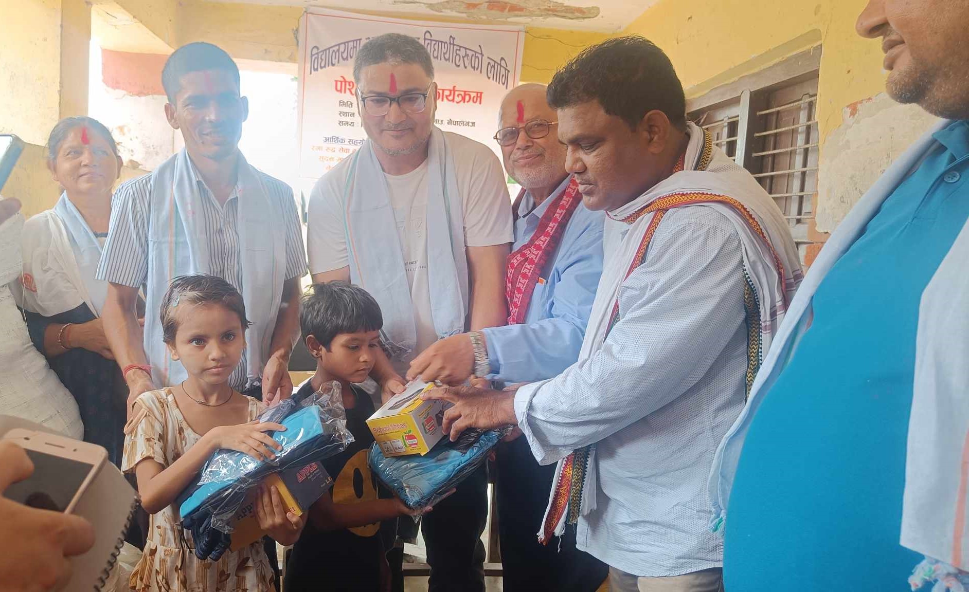 रानीतलाउ विद्यालयका ५० जना विद्यार्थीलाई पोशाक वितरण