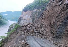 पहिरोले घोराही–लमही सडक अवरुद्ध