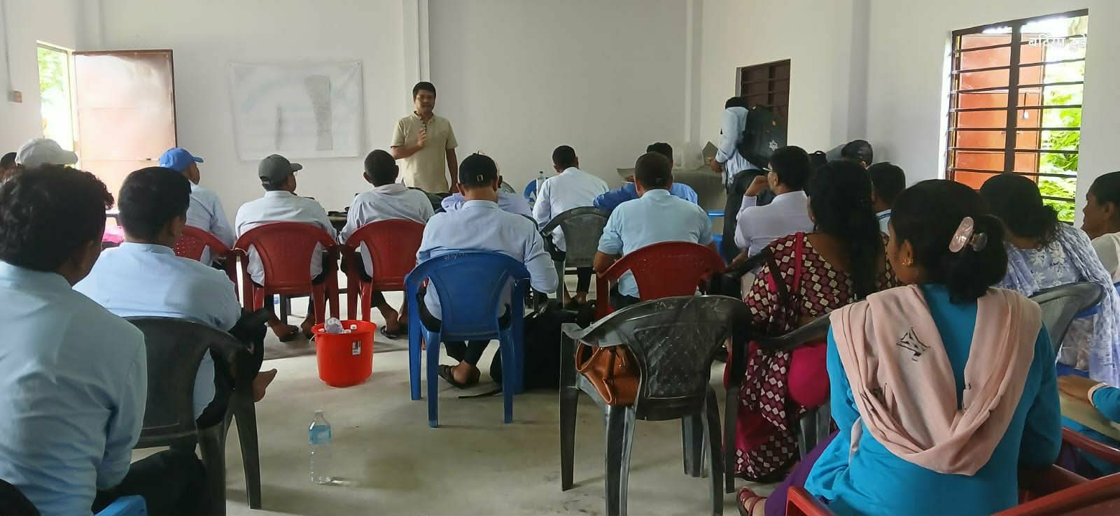 बर्दिया गेरुवाका सामुदायिक विद्यालयका प्रधानाध्यापकलाई अभिमुखीकरण