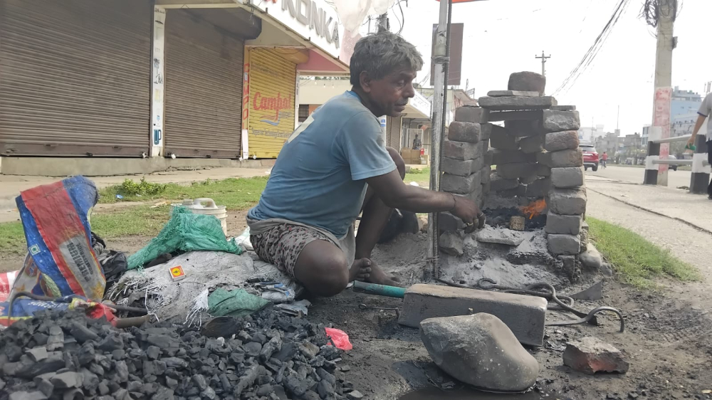 चर्को गर्मीमा काम गर्न बाध्य छन् मजदुर