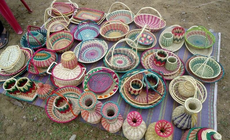 थारु महिलाले हस्तकलाका सामग्री विदेश निर्यात गर्दै