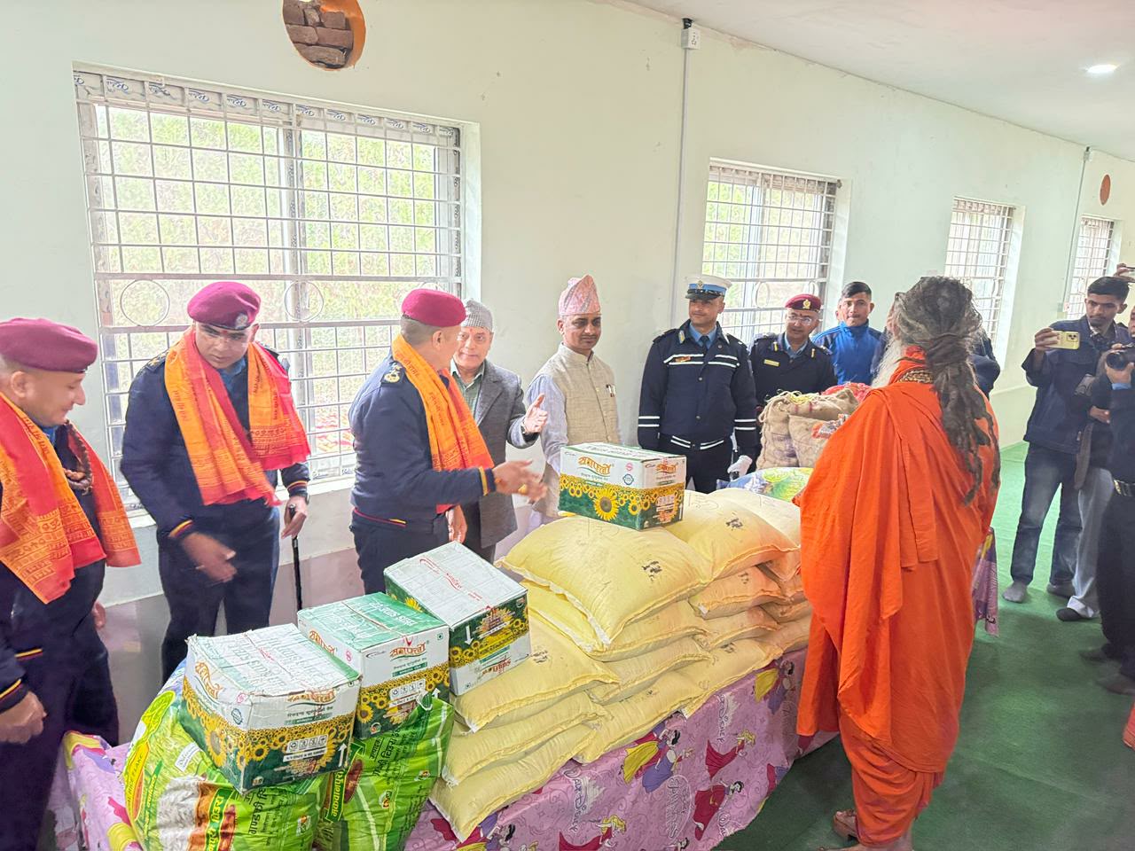 महाहानिरीक्षक कार्कीद्धारा गुरुकुलमा खाद्यान्न वितरण