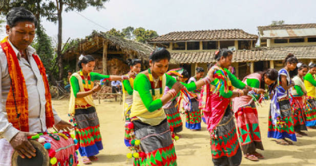 थारु बस्तीमा सखिया नाचले दसैँको रौनक