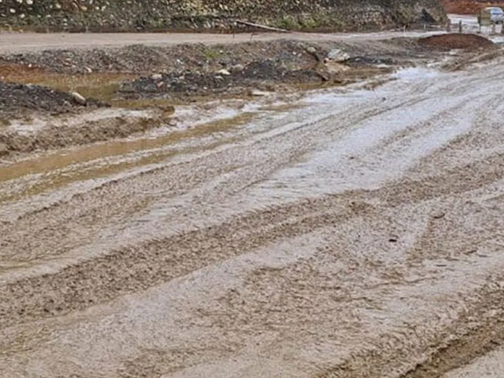 वर्षाले कैलालीका हुलाकी सडक अवरुद्ध