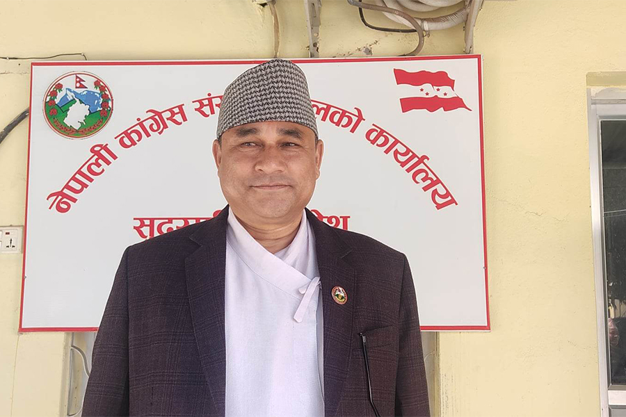 नवनियुक्त मुख्यमन्त्री शाहले सपथ लिदै