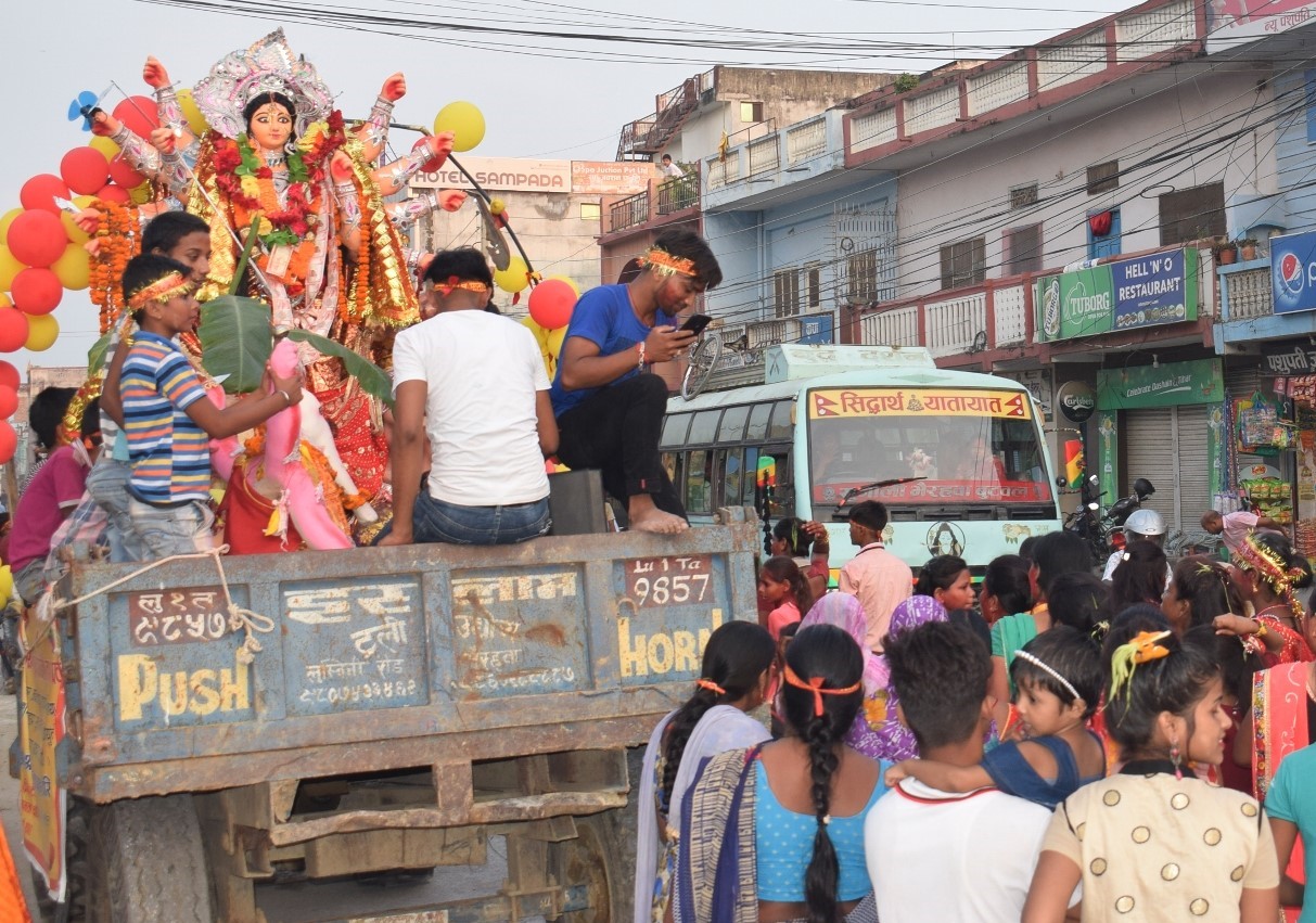 दुर्गा भवानीको प्रतिमा विर्सजन गरि नदीमा सेलाइदै