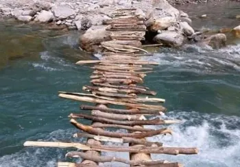 पुल नहुँदा जोखिम मोलेर यात्रा गर्दै राप्ती सोनारीवासी