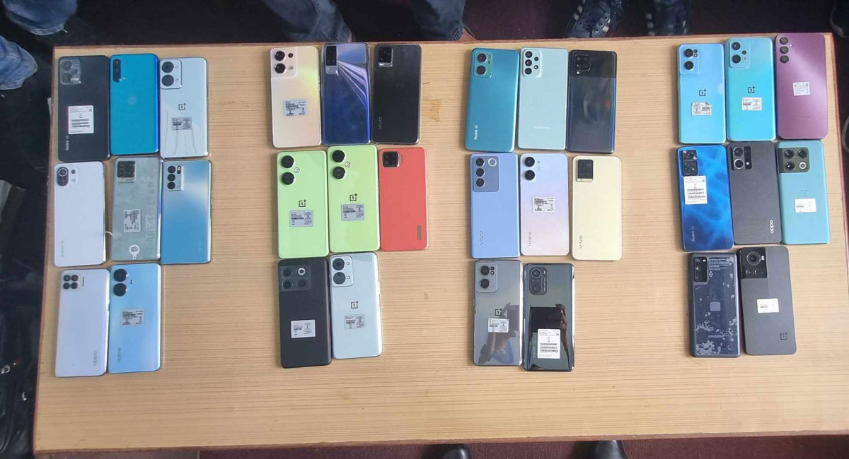 ३२ थान मोबाइल सेट सहित चार भारतीय पक्राउ