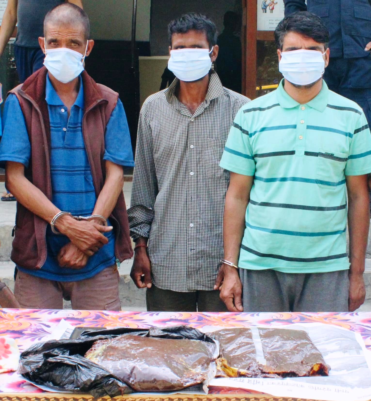 पाँच किलो अफिम सहित तीन पक्राउ