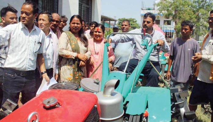 कोहलपुरमा किसानलाई  अनुदानमा कृषि उपकरण