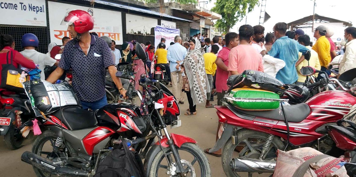 भारतीय बजारमा किनमेल गर्नेको भीड