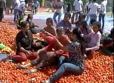 कोहलपुरमा गोलभेडा उत्सवसँगै होली खेलिदै