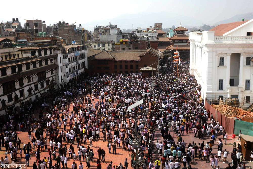 बसन्तपुरमा धुमधामले होली मनाउदै