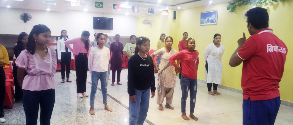 आत्मसुरक्षा तालिम लिँदै किशोरी