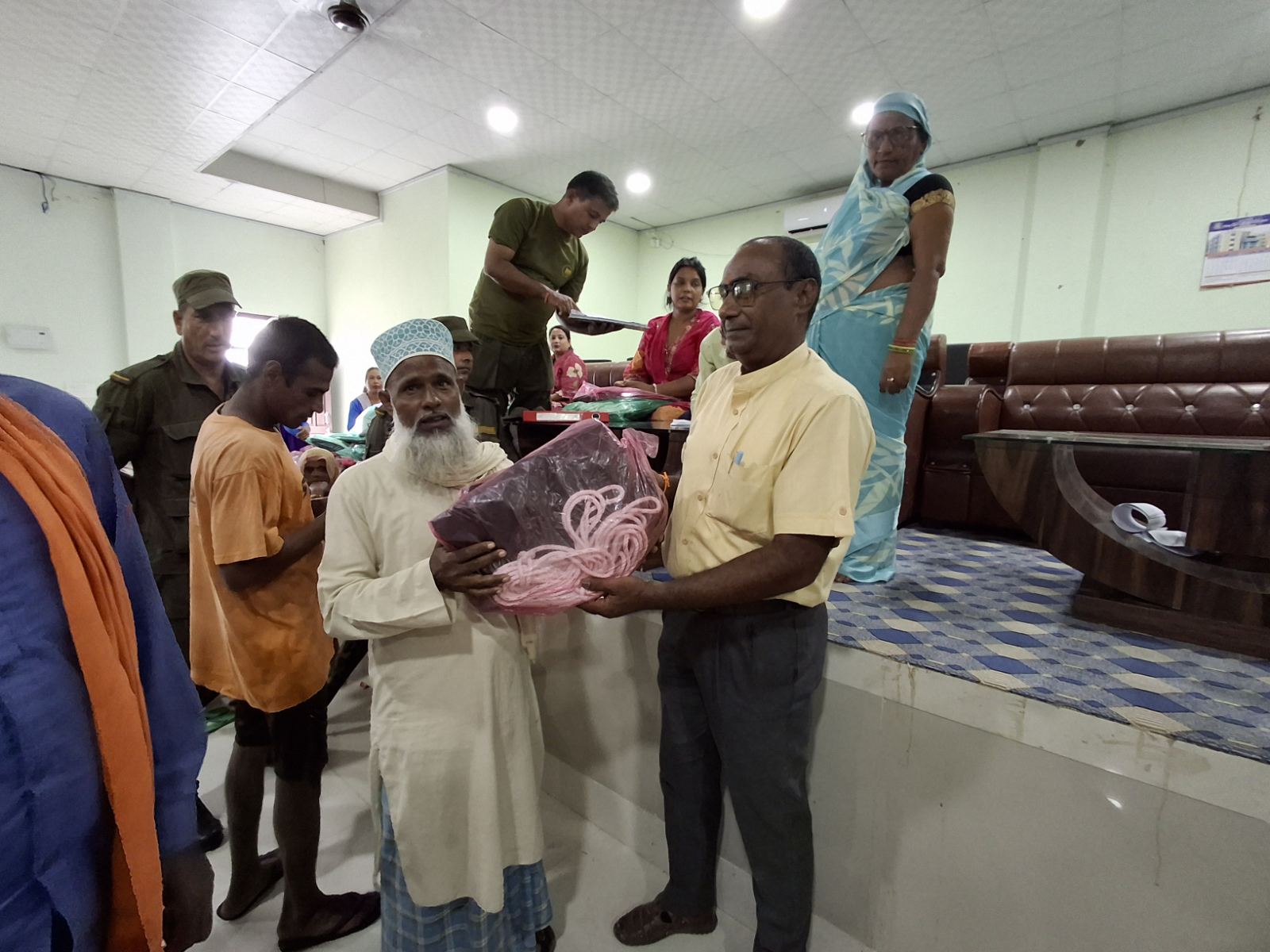 डुडुवाका नागरिकलाई त्रिपाल वितरण